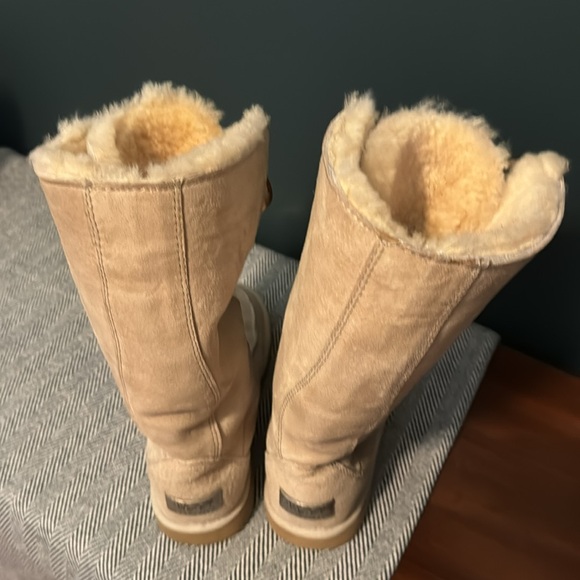 UGG Australia Boots - Picture 2 of 3